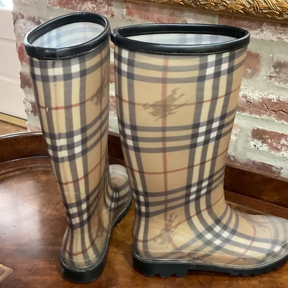 Burberry rain boots - Picture 2 of 5